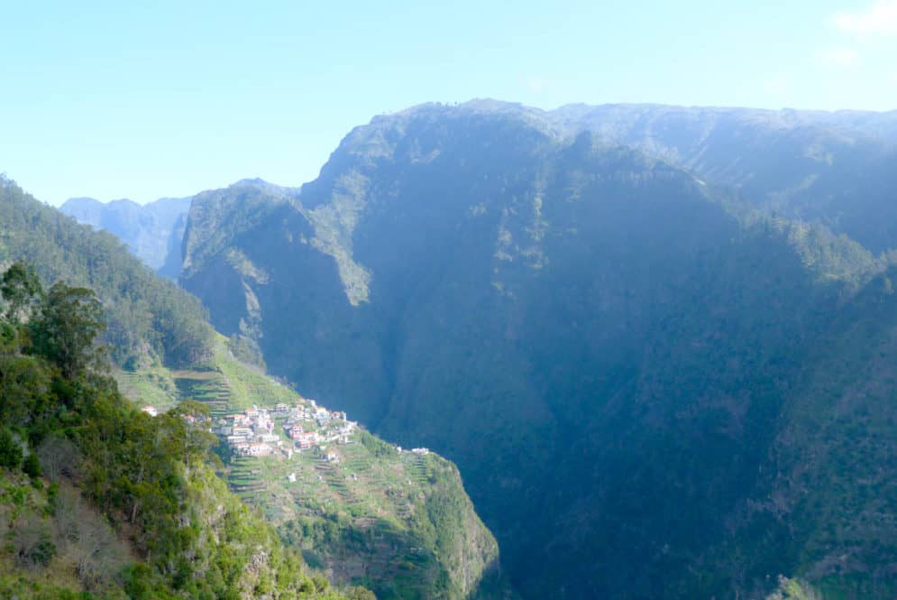 Las montañas en la Isla de Funchal, Madeira