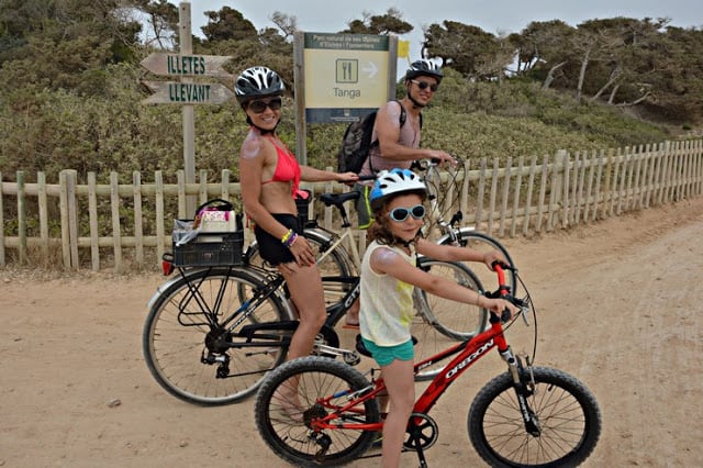 Paseo en bici con niños a la playa de Illetes en Formentera España