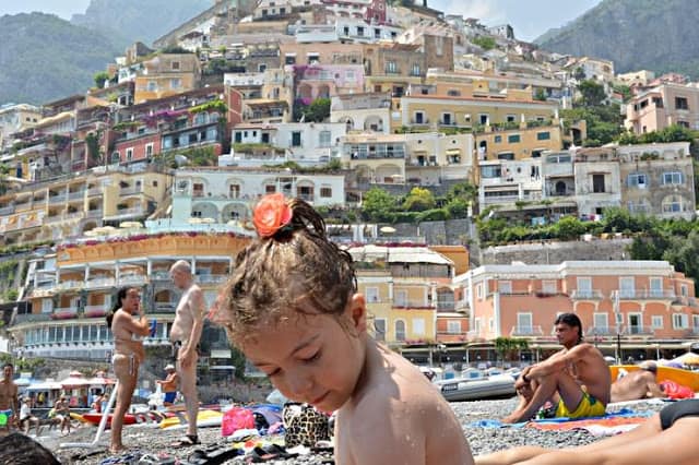 Positano; disfruta de una preciosa vista desde la playa. Costa Amalfitana