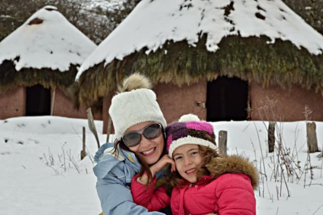 Poblado Cántabro de Argüeso. Planes con niños en la nieve. Cantabria