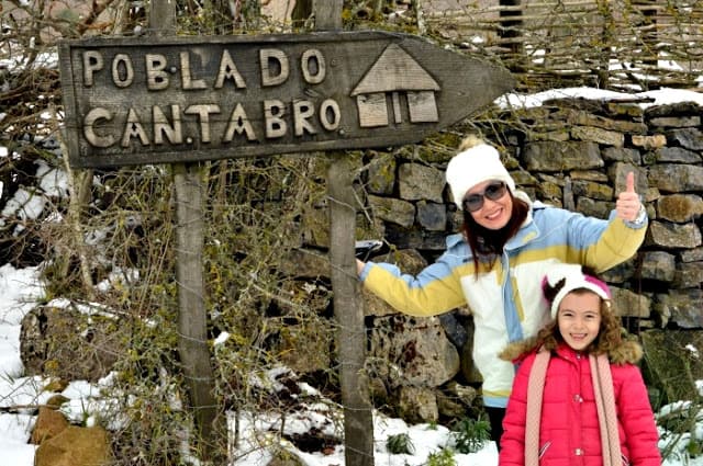 Poblado Cántabro de Argüeso. Planes con niños en la nieve. Cantabria