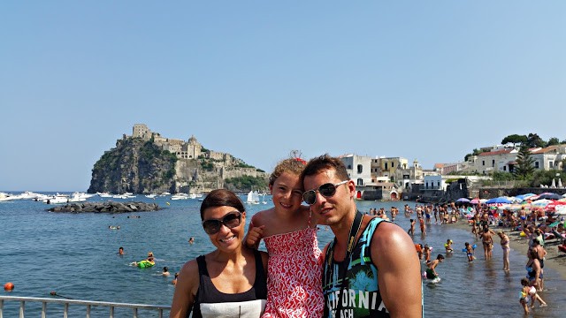 ¿Una playa de arena en la Costa Amalfitana? Ischia en Familia Costa Amalfitana