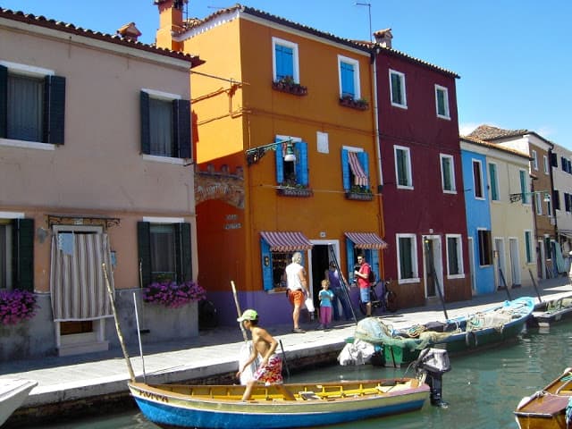 Disfruta del color viajando a la isla de Burano en Venecia. Burano