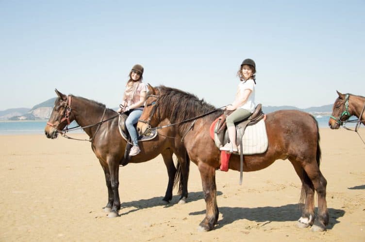 viajar-familia-vacaciones-niños-bebes-caballos-laredo