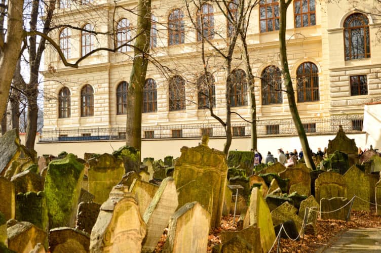 cementerio-judio-de-praga-viajar-con-niños