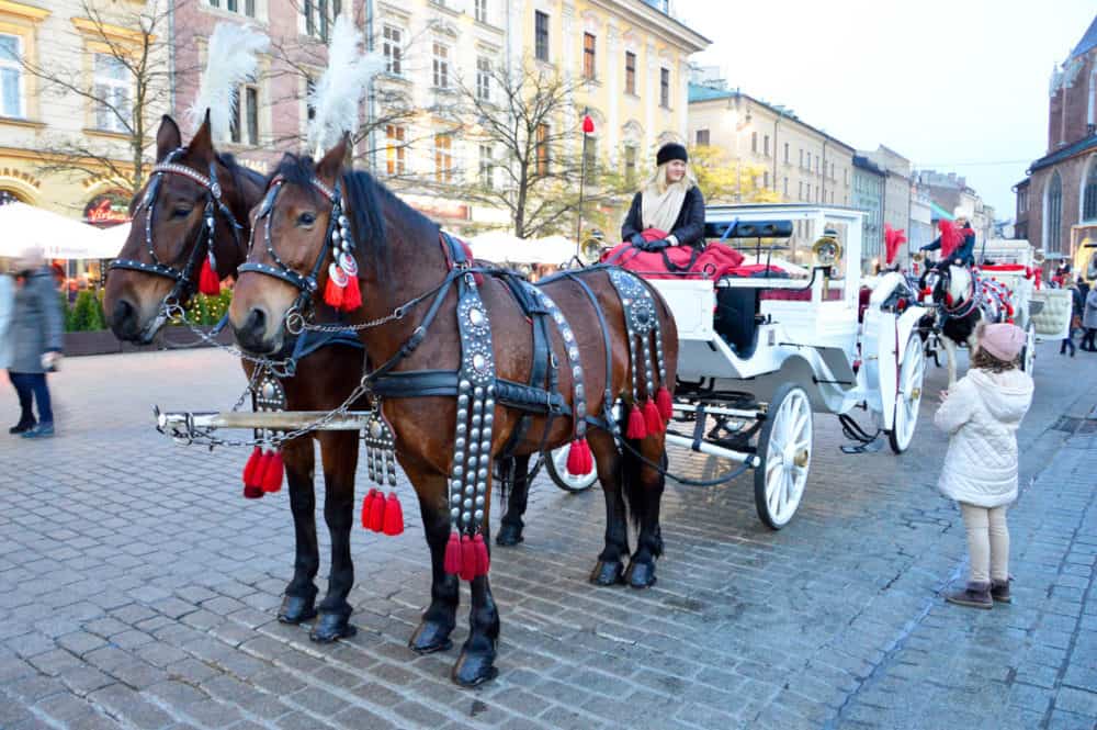 Mercado-de-Navidad-de-Cracovia-con-niños-Polonia