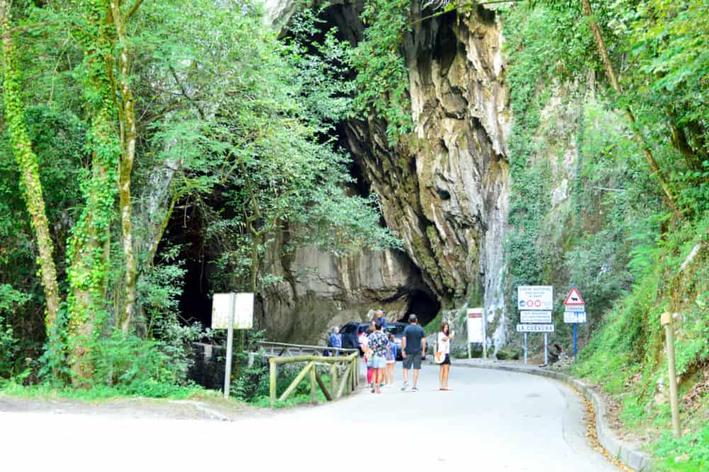 Un Pueblo Al Que Se Accede Atravesando Una Cueva Cuevas Del Agua En Un Pueblo Al Que Se Accede Atravesando Una Cueva Cuevas Del Agua En
