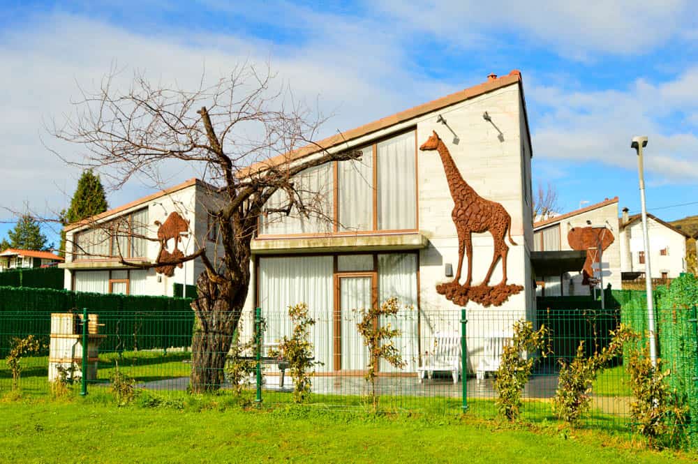 Viajandoconmami-Cabañas-La-Senda-de-los-Elefantes-Parque-Cabárceno-Cantabria-Apartamentos-familiares