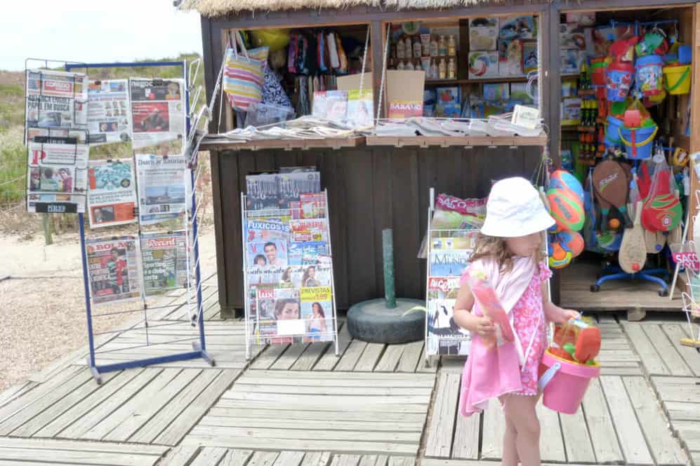 quiosco de revistas en la entrada de la playa de Comporta