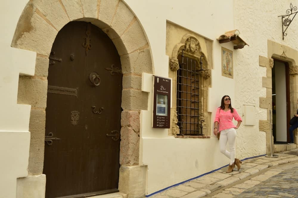 en frente del Museo Maricel en Sitges