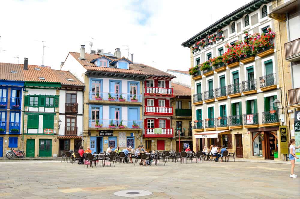 Coloridas calles de Hondarribia en el País Vasco