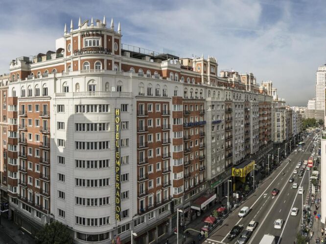 Hotel-Emperador-Madrid-Azotea-Piscina